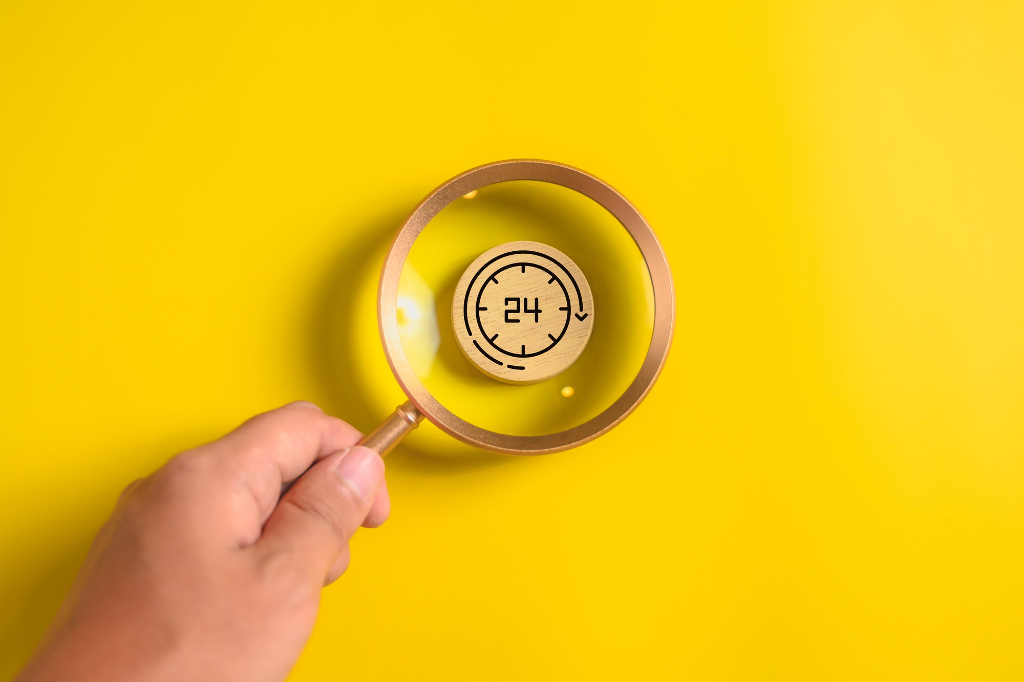 Magnifying glass with worldwide 247 service, Worldwide nonstop service